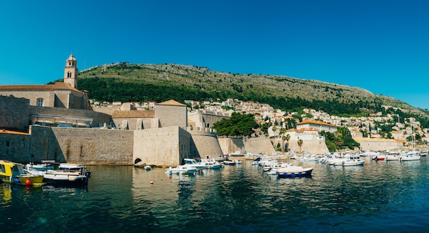 Le quai de bateau près de la vieille ville de dubrovnik croatie