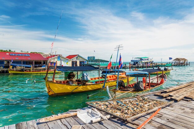 Le quai des bateaux et des ferries de l'île de Koh Rong au Cambodge