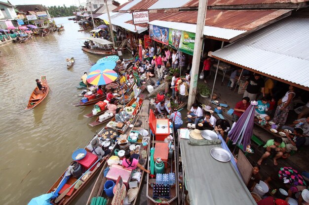 Un quai avec des bateaux et un panneau indiquant "marché flottant"