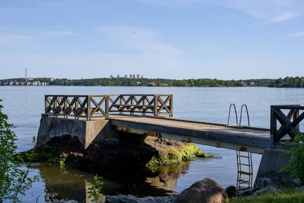 Quai en bois Matin d'été au bord du lac