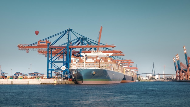 Quai commercial dans le port contre un ciel dégagé