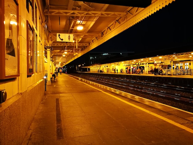 Photo le quai de la gare la nuit