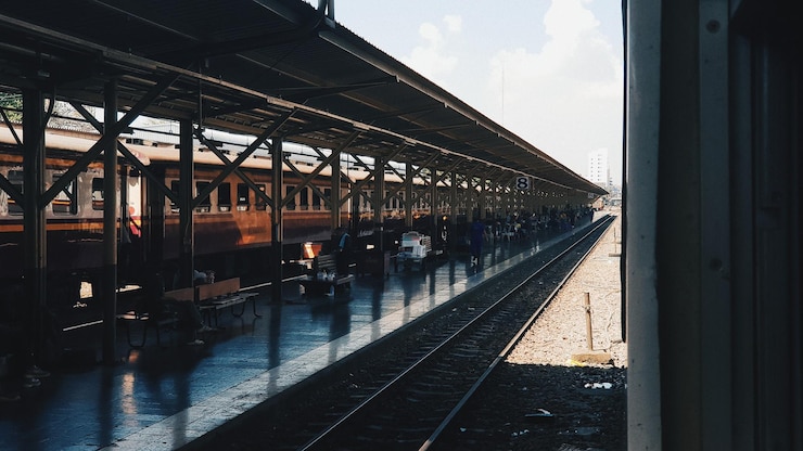 Photo le quai de la gare vu à travers la fenêtre du train