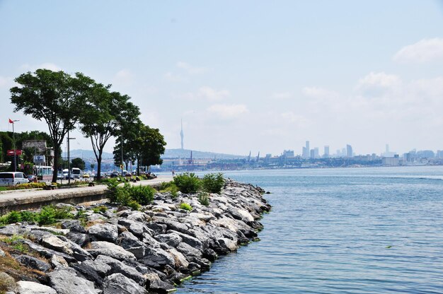 Quai d'Istanbul. Les berges sont faites de grosses pierres. Les contours des maisons dans la brume.