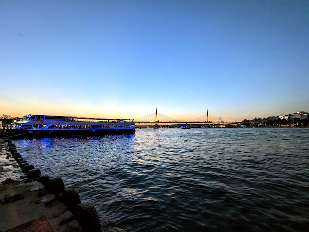 Photo le quai d'istanbul la nuit