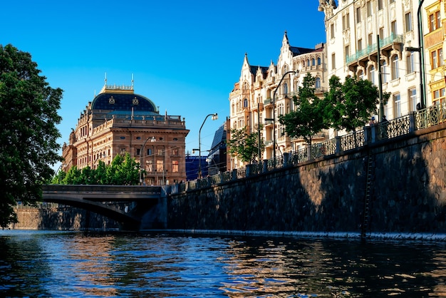 Quai de Prague et Théâtre National. République Tchèque