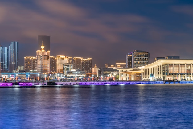 Quai de Qingdao Bay et paysage architectural urbain