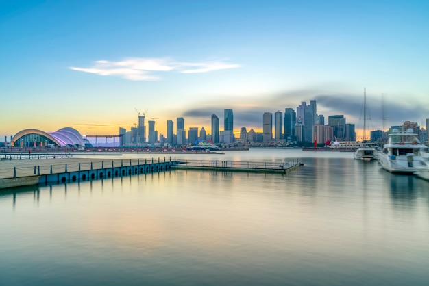 Quai de Qingdao Bay et paysage architectural urbain