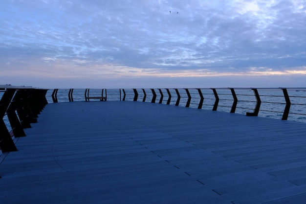 Quai de quai en bois marin en mer d'Azov Marioupol