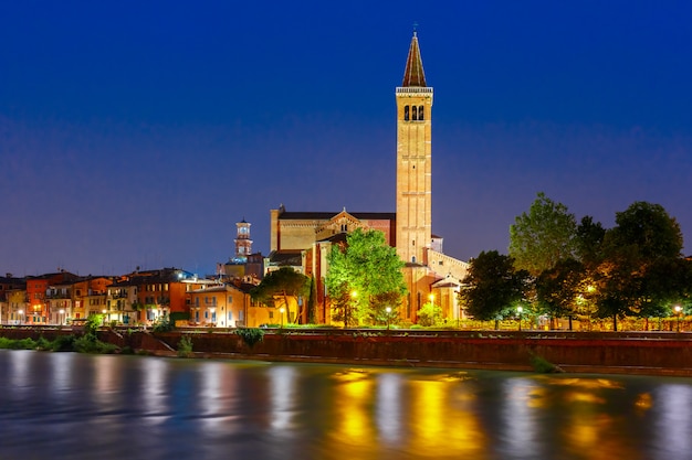 Quai de la rivière Adige à Vérone, Italie