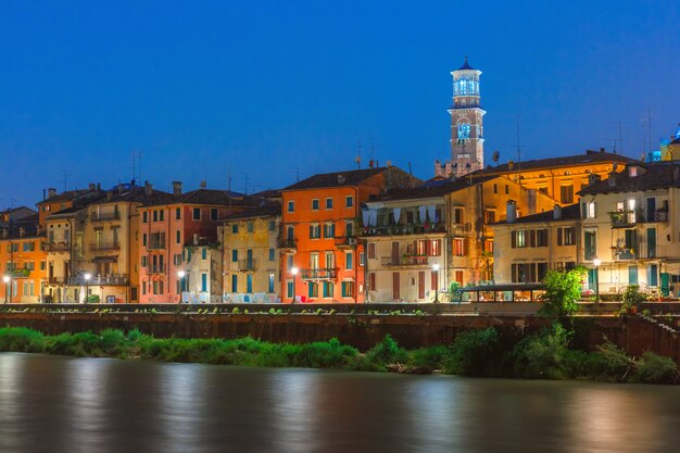 Quai de la rivière Adige à Vérone, Italie