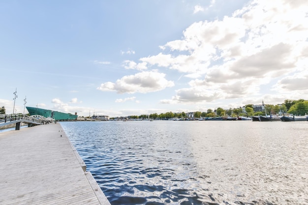 Un quai sur une rivière avec des bateaux dans l'eau