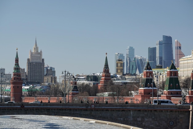 Le quai de la rivière de Moscou près du Kremlin