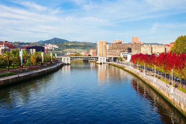 Quai de la rivière Nervion dans le centre de Bilbao, plus grande ville du Pays Basque au nord de l'Espagne
