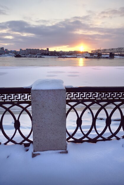 Quai de la rivière Ob à Novossibirsk. Coucher de soleil d'hiver sur le pont ferroviaire transsibérien