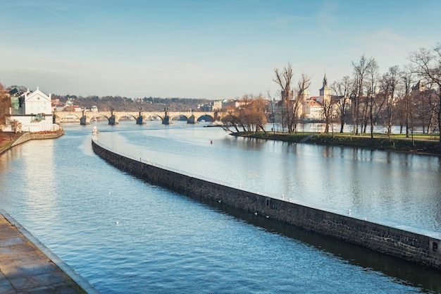 Quai de la rivière Vltava et vue sur le pont Charles à Prague, République Tchèque