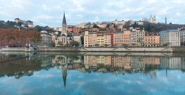 Quai de Saone et le vieux quartier de Lyon à l'aube