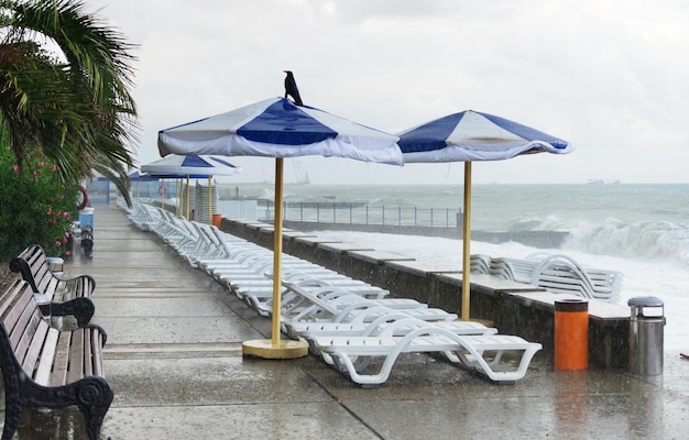 Quai vide dans la tempête