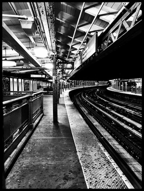 Photo le quai vide de la gare la nuit