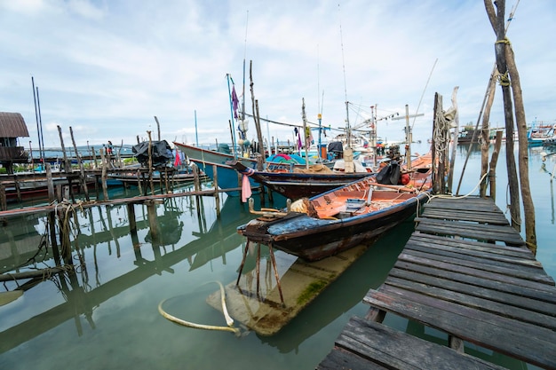 Quais de pêcheurs locaux sur l'île de Samui