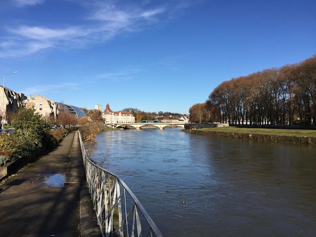 Photo les quais de la rivière doubs à besancon, en france