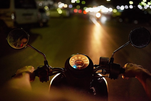 Quand le soleil se couche, son vélo sort en POV d'un homme conduisant une moto la nuit