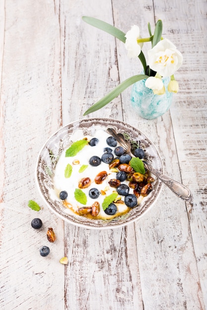 Quark aux bleuets, pistaches et menthe