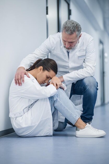 Quart dur Deux collègues dans le couloir de la clinique après un dur quart de travail