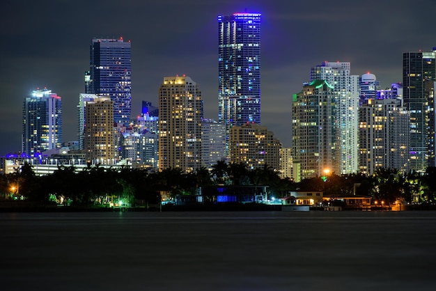 Quartier des affaires de Miami, lumières et reflets de la ville nocturne.