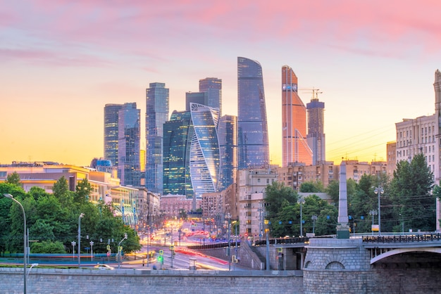 Quartier des affaires de la ville de Moscou en Russie au coucher du soleil