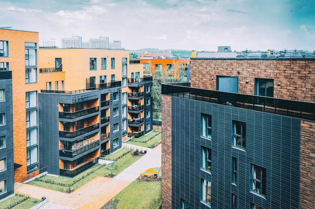 Quartier d'appartements de bâtiments résidentiels modernes européens. Autres aménagements extérieurs.