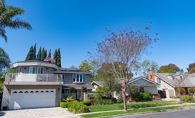 Quartier de banlieue avec maisons et manoirs à Palm Beach