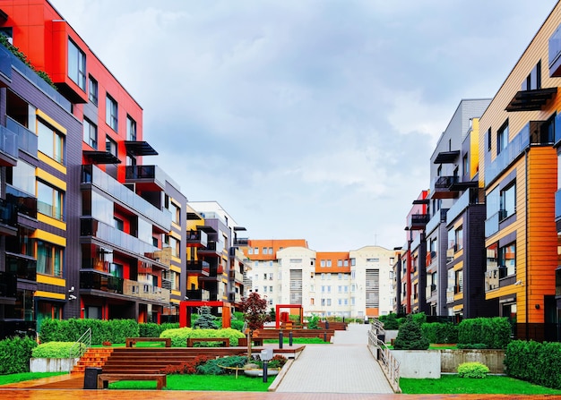 Quartier de bâtiments résidentiels modernes avec bancs. Autres aménagements extérieurs.