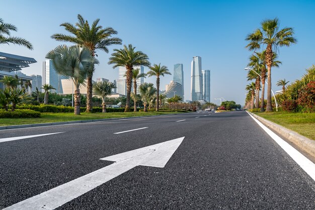 Quartier central des affaires, routes et gratte-ciel, Xiamen, Chine.