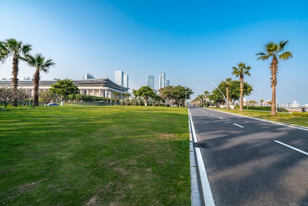 Quartier central des affaires, routes et gratte-ciel, Xiamen, Chine.