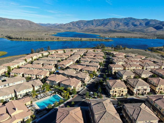 Quartier de classe moyenne supérieure avec subdivision résidentielle identique, Californie du Sud