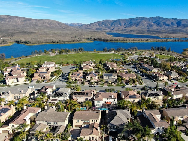 Quartier de classe moyenne supérieure avec subdivision résidentielle identique, Californie du Sud