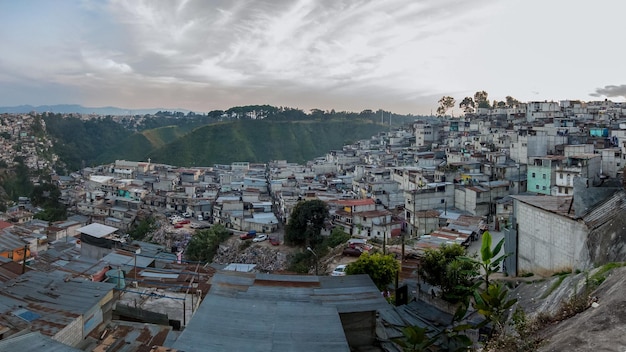 Le quartier du Guatemala Les logements avec un ciel dégagé l'après-midi