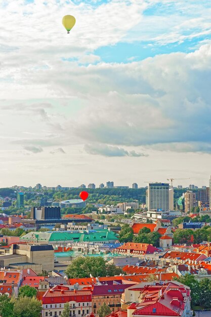 Quartier financier de Vilnius et montgolfières dans le ciel, Lituanie