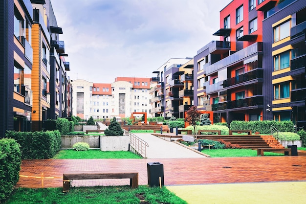 Quartier d'immeubles d'appartements modernes avec bancs. Autres aménagements extérieurs.