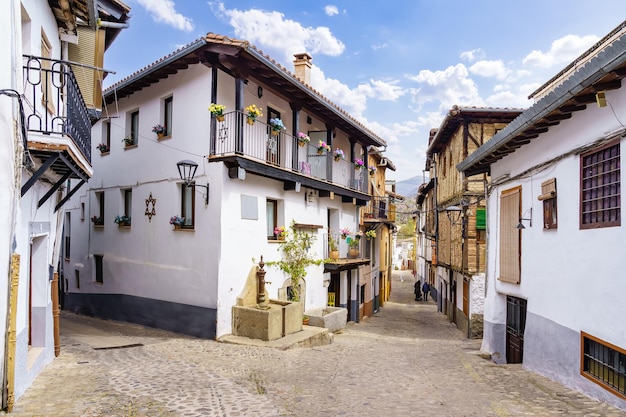 Quartier juif avec maisons blanches et ruelles étroites à Hervas Caceres