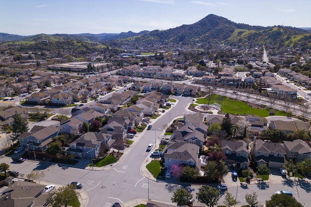 Un quartier avec une montagne en arrière-plan