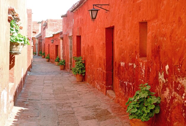 Photo le quartier des religieuses du monastère de santa catalina, site du patrimoine mondial de l'unesco à arequipa, au pérou