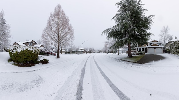 Quartier résidentiel en banlieue pendant une tempête de neige blanche