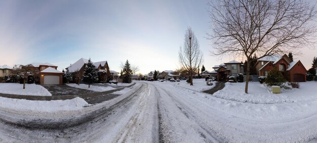 Quartier résidentiel en banlieue avec route couverte de neige blanche