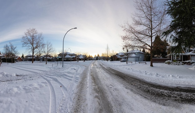 Quartier résidentiel en banlieue avec route couverte de neige blanche