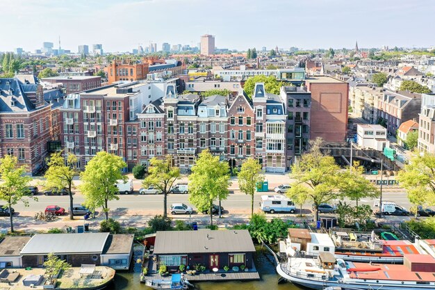 Quartier résidentiel avec des bâtiments avec une excellente façade au bord de la rivière