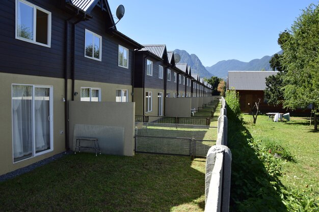 Photo quartier résidentiel avec des maisons en bois typiques dans une petite ville confortable de pucon au chili