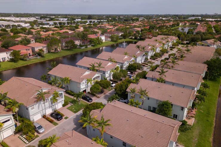 Photo un quartier résidentiel avec des maisons et des palmiers.