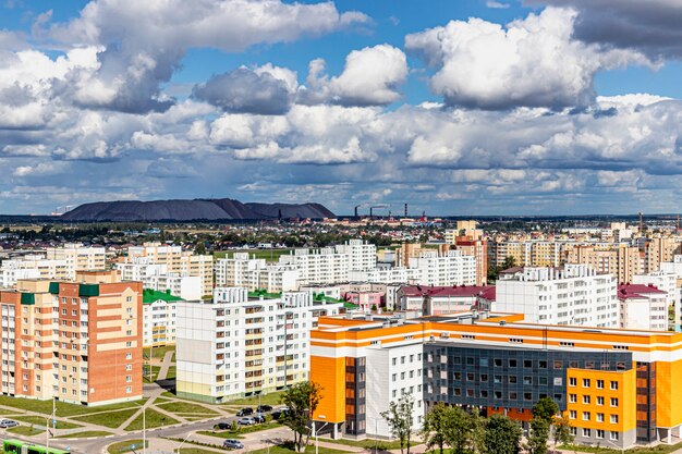 Quartier résidentiel moderne à plusieurs étages. Prêt hypothécaire pour une jeune famille. Biélorussie. Soligorsk.